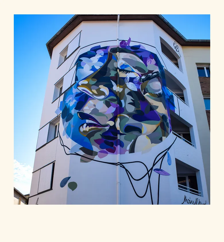 Fresque murale colorée représentant une femme stylisée

