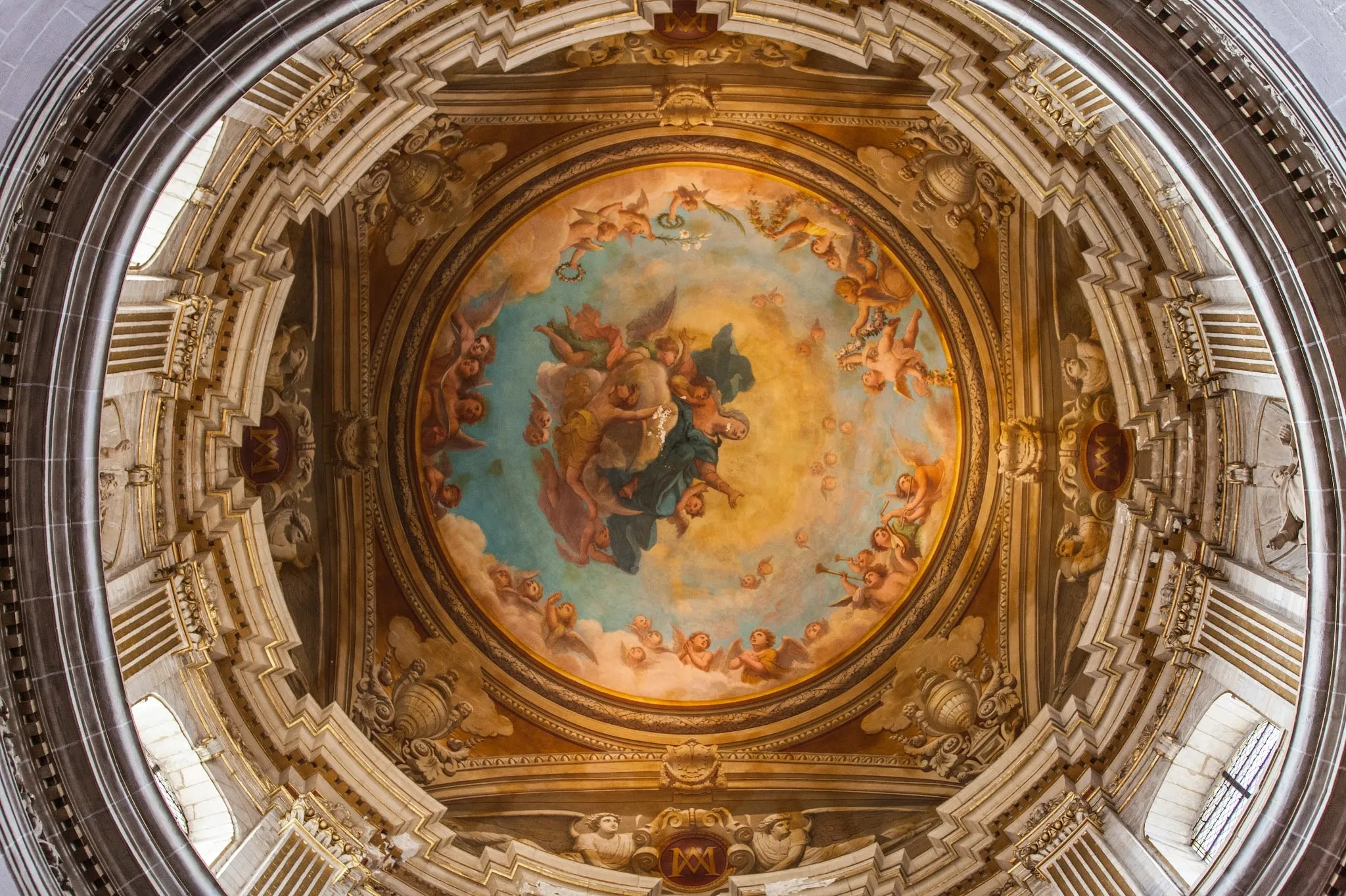 Plafond peint en fresque dans un édifice religieux